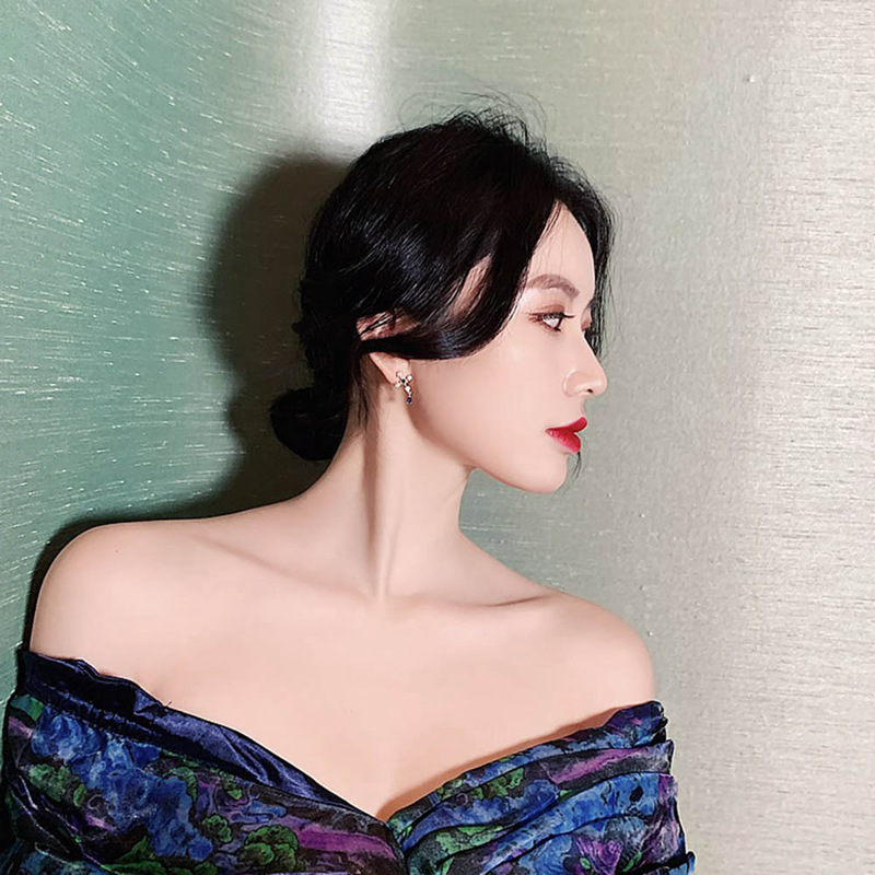 Anting Tusuk Gantung Desain Salib Hias Kristal/Berlian Imitasi Gaya Barok Untuk Wanita