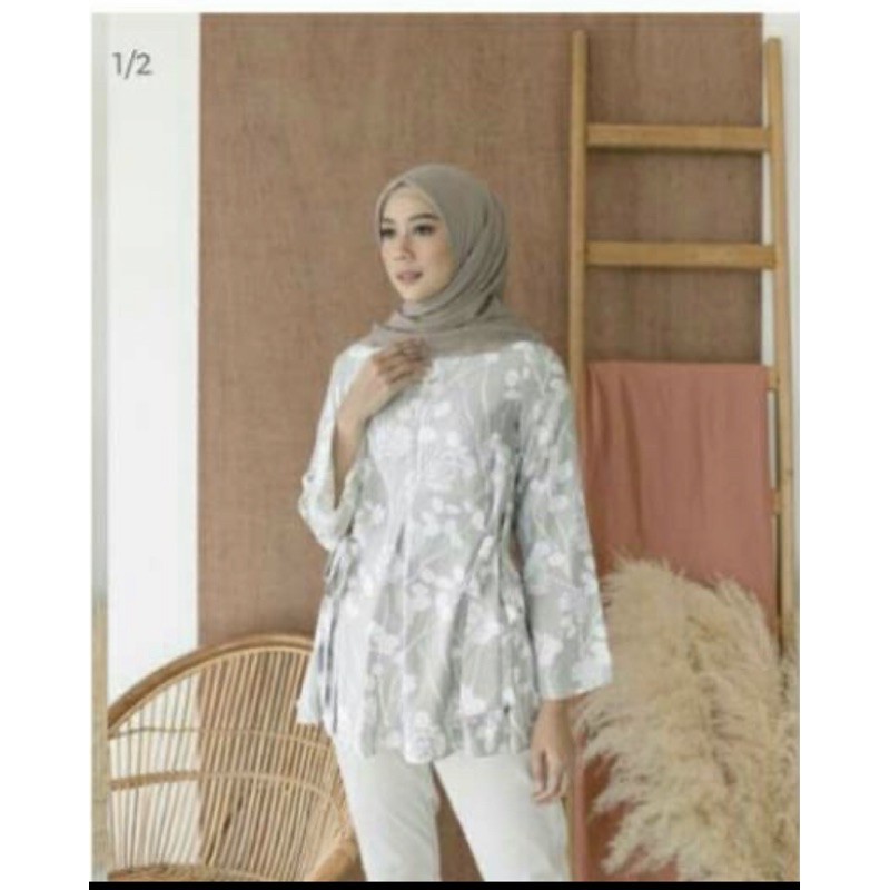 Preloved Stella blouse Wearing Klamby Size L