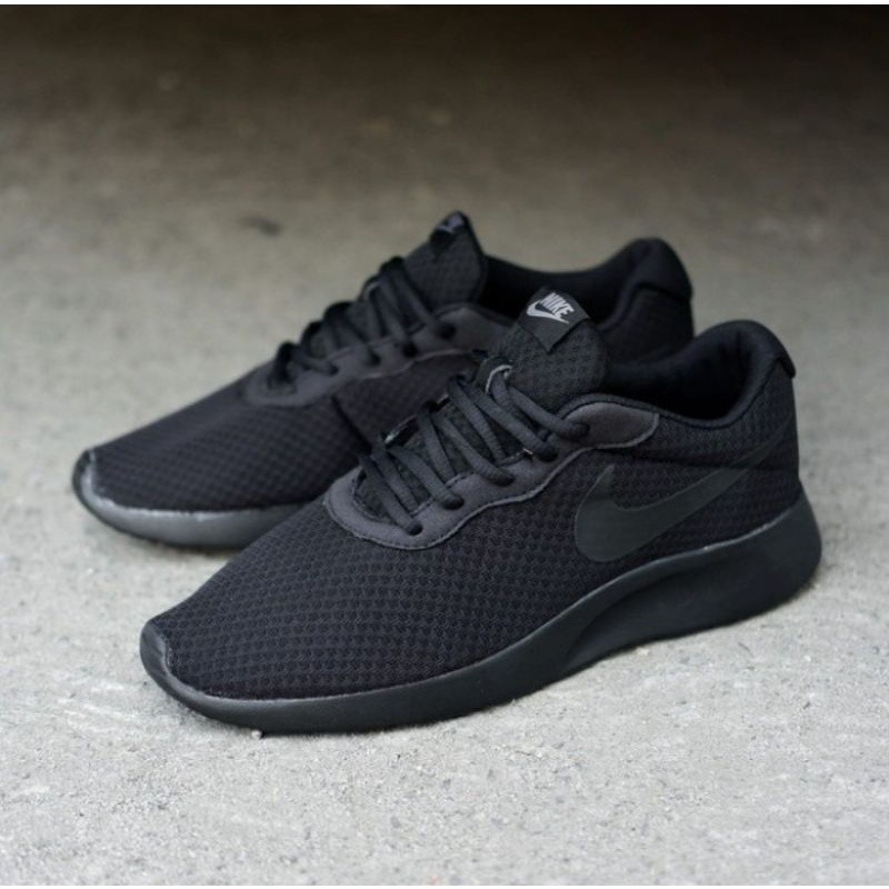 nike tanjun all black