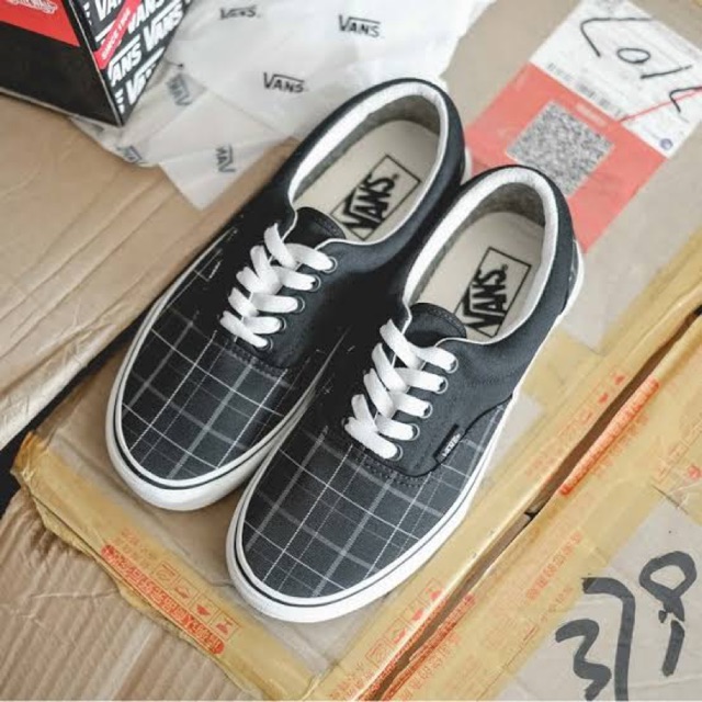 vans era woven plaid black