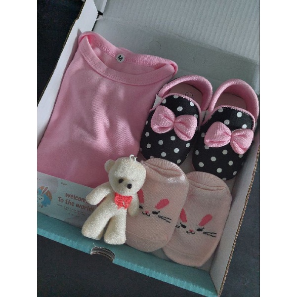 (4 IN 1 BABY BOY GIRL) HAMPERS KADO LAHIRAN BAYI GIFT BOX SEPATU BAJU JUMPER KUPLUK KAOS KAKI SEPATU FLATSHOES BONEKA MURAH MERIAH HADIAH LAHIRAN-Pink polka