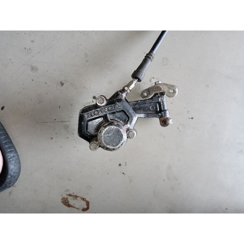 Kaliper rem depan gl 100 original