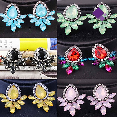 1 Pasang Anting Stud Desain Bunga Aksen Berlian Imitasi Untuk Wanita