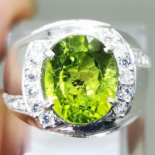 Batu cincin warna hijau