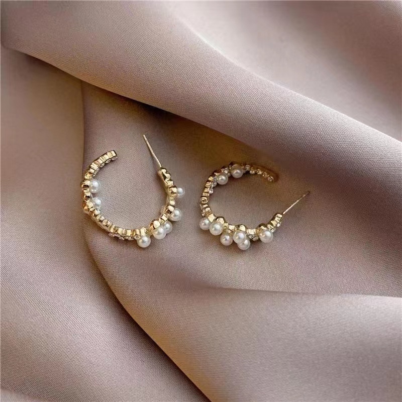 Anting Stud Enamel Bentuk C Aksen Mutiara Gaya Korea Untuk Wanita