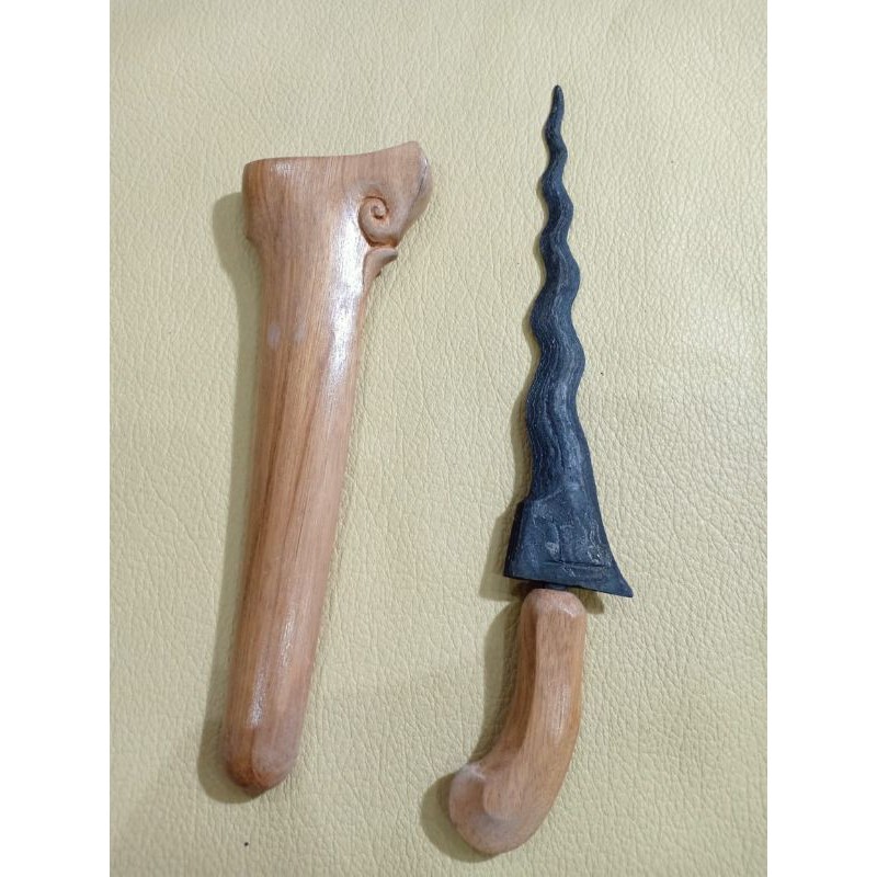 Keris patrem luk 11 panjang bilah 17 cm. Harga 300.000