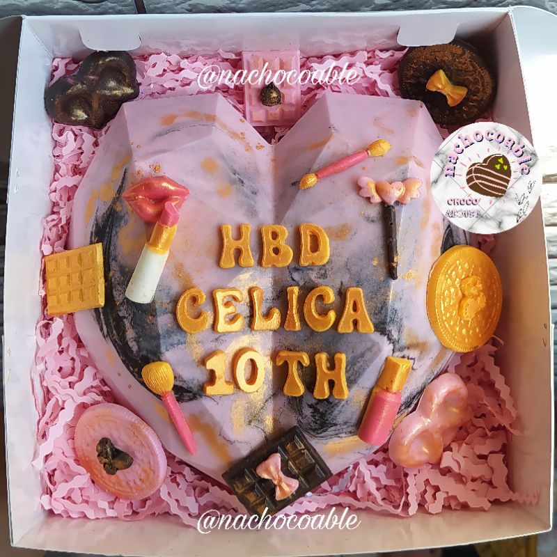 

Pinata cake black pink