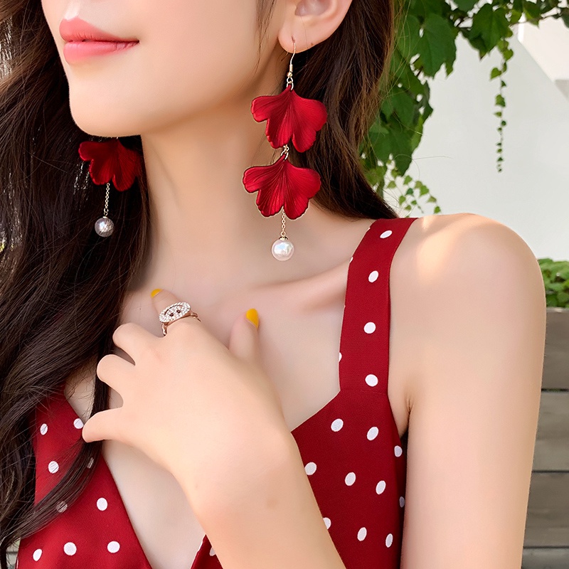 Anting Stud Panjang Multilayer Bentuk Kelopak Bunga Mawar Merah Daun Ginkgo Aksen Mutiara Untuk Wanita