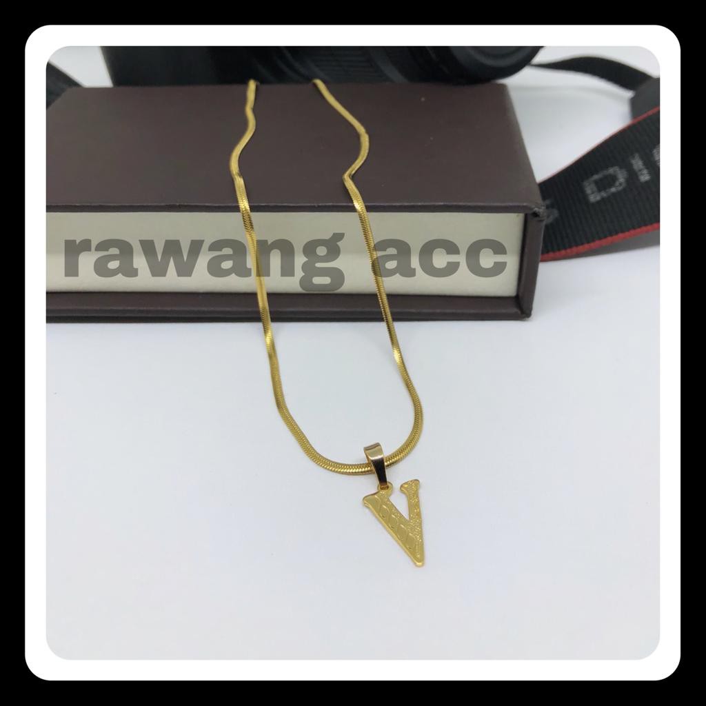 Kalung Titanium Fashion Wanita Liontin Abjad Huruf V Warna Gold Anti Karat Selamanya