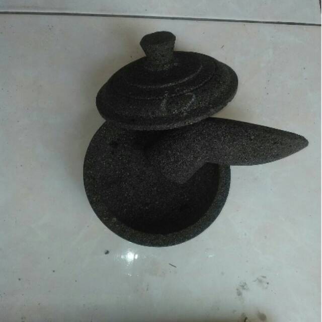 Cobek batu asli ada tutupnya