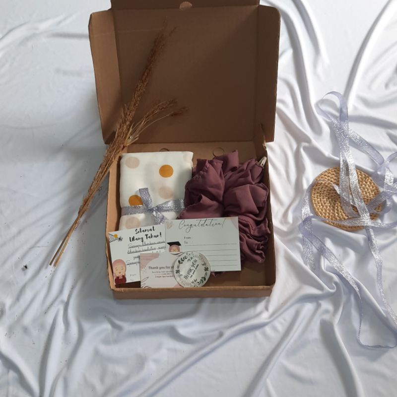 

HAMPERS/GIFT BOX/Hadiah Graduation/ Brithday/ Wedding