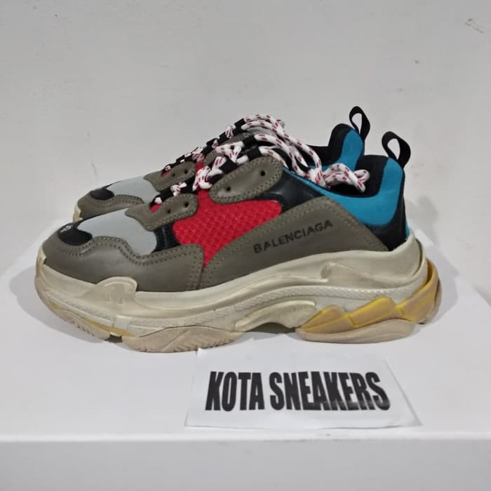 balenciaga triple s grey red