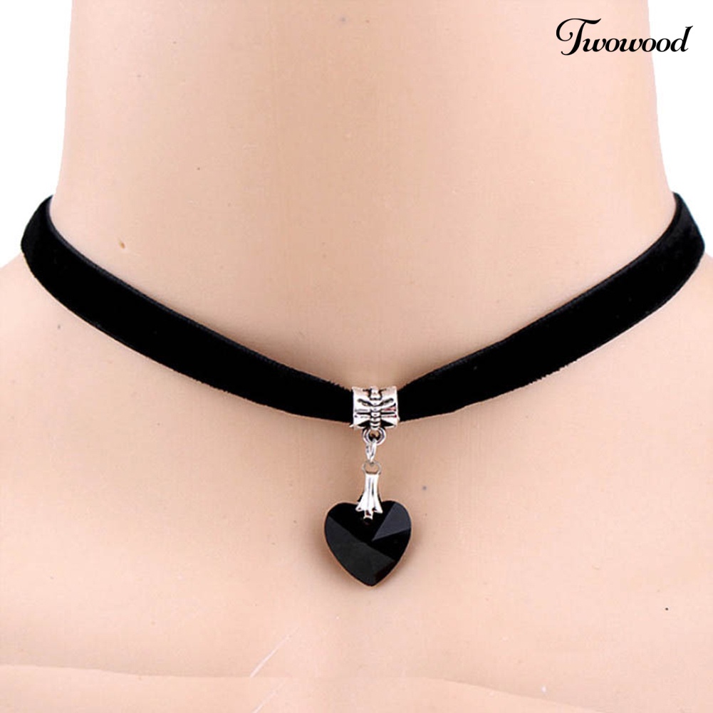 Kalung Choker Pendek Bahan Velvet Dengan Liontin Hati Aksen Berlian Imitasi Gaya Gothic Untuk Wanita