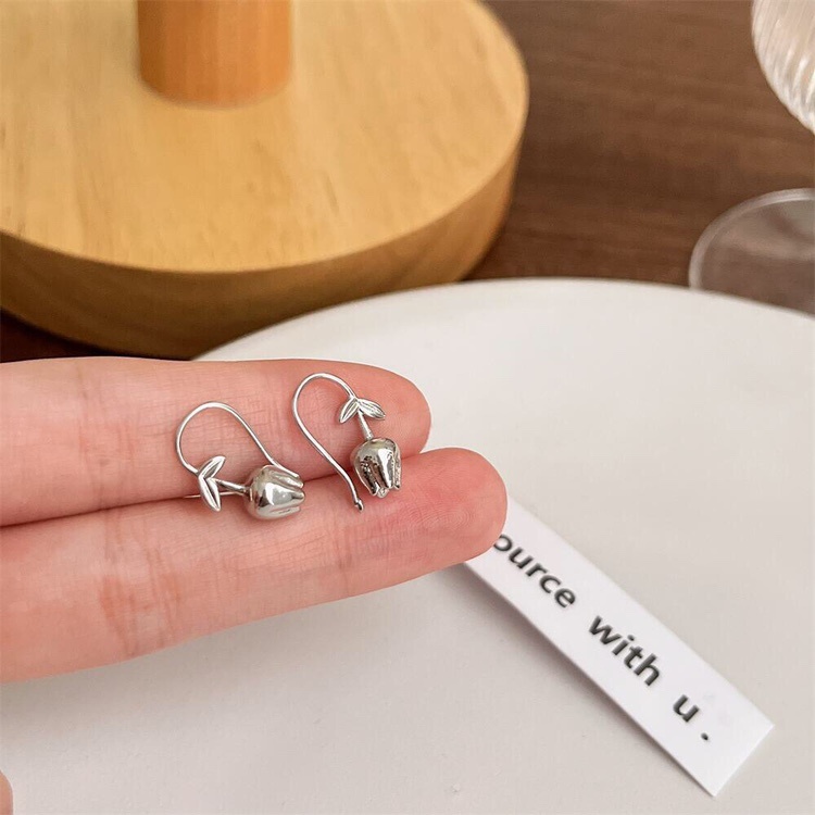 Anting Bentuk Tulip Bahan Metal