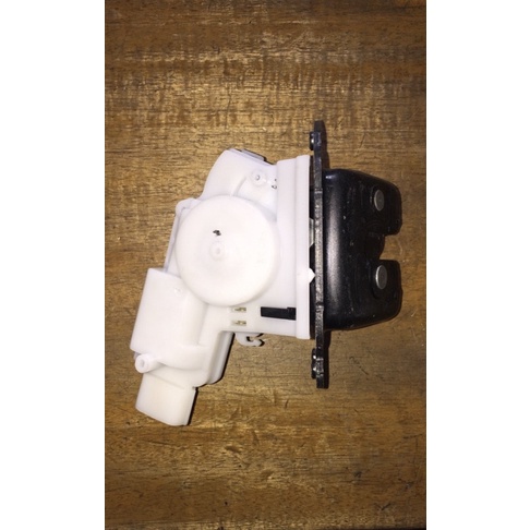 Door lock pintu bagasi belakang innova reborn