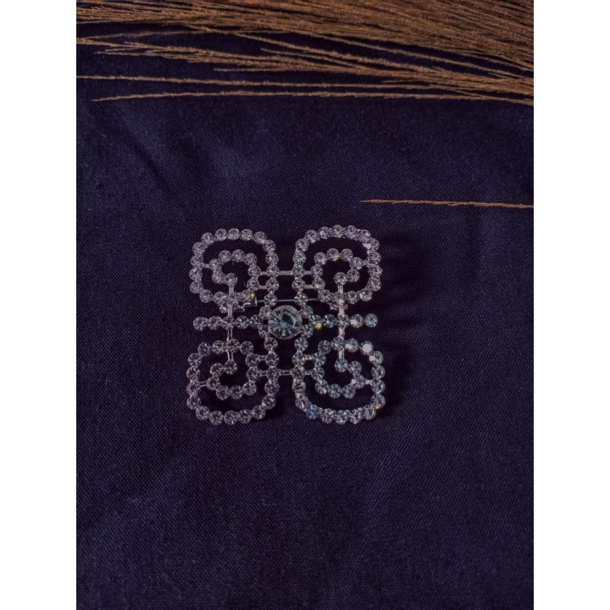 Pin Peniti Hijab Berlian atau Bros Hijab Logam Dangan Aksen Berlian