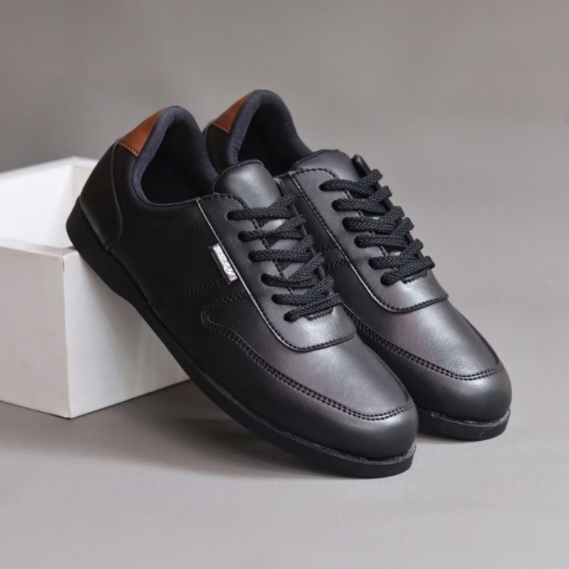 Cosenza Sepatu Casual Pria Sneakers Kasual Polos Ori Pria Cowok kulit faux Kuliah Kerja