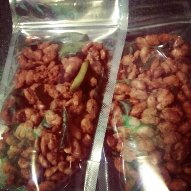 

Kacang thailand dengan aroma khas jeruk purut dan rasa pedas manis yg bikin ketagihan