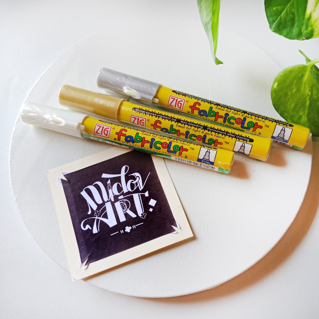 

Zig Spidol Kain metallic and white Fabricolour