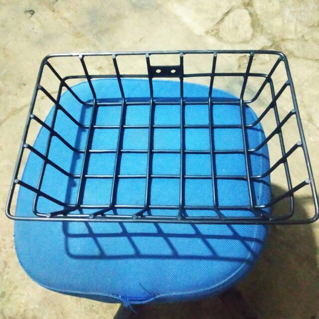 Rak keranjang depan sepeda.  Front rak sepeda