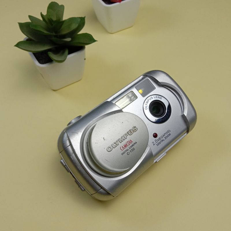 Kamera analog vintage retro jadul untuk pajangan, hiasan dinding, dan dekorasi-Olympus digital