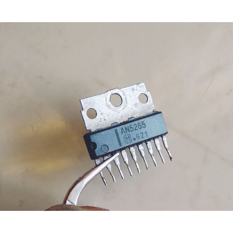IC AN5265 power audio amplifier.