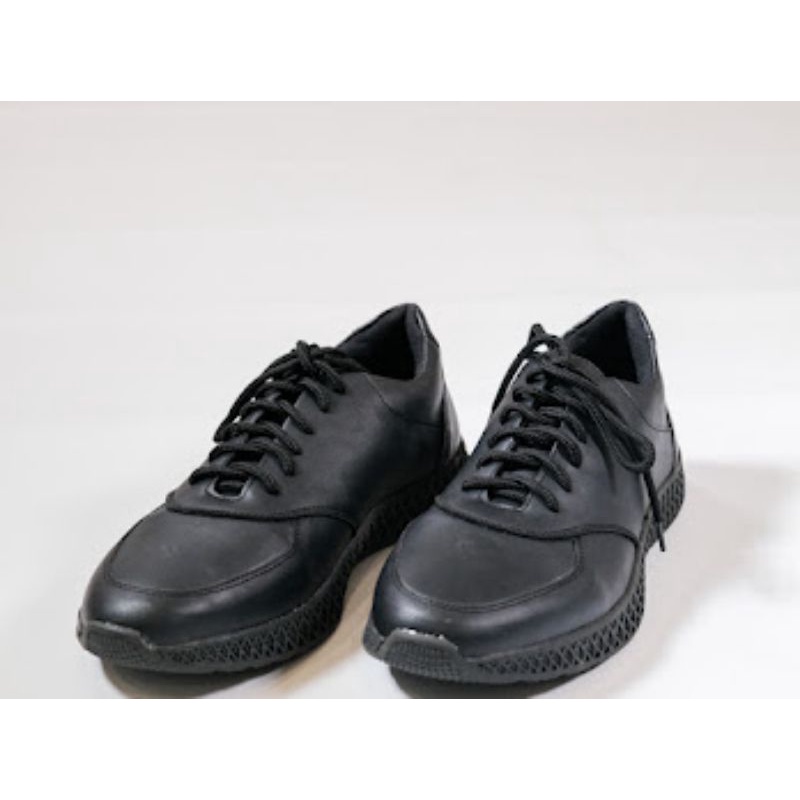 sepatu sneaker casual formal hitam