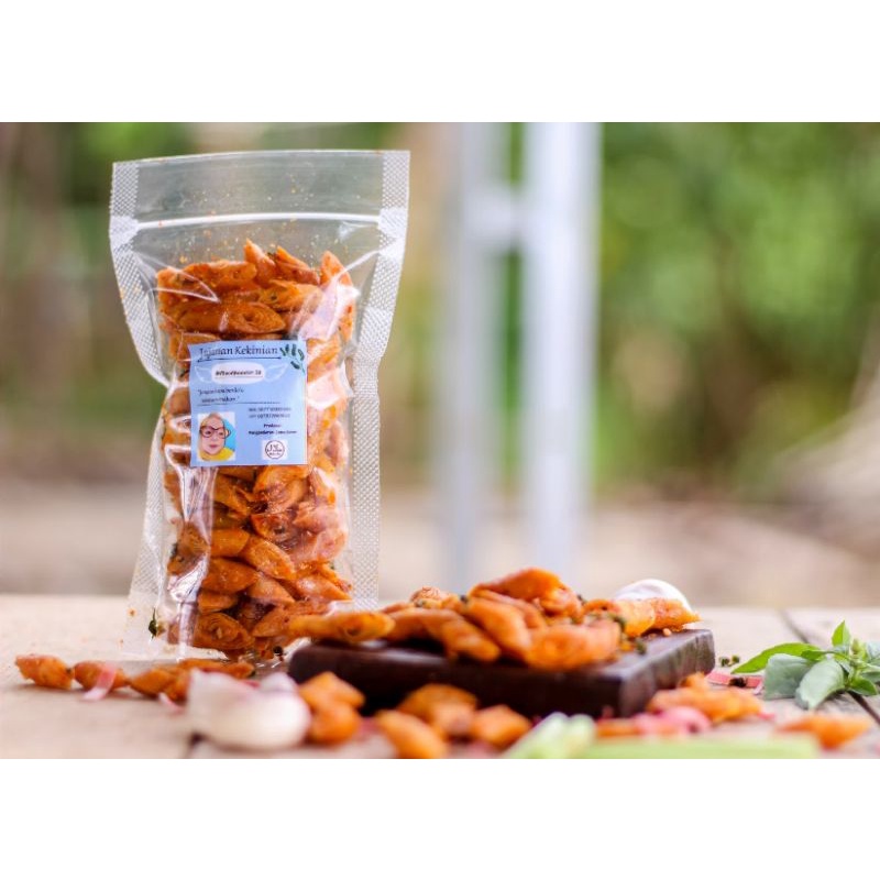 

Lumpia Kering (Size Pouch 10x17.) Dengan Tambahan Daun Jeruk dan Bubuk Bawang Putih.