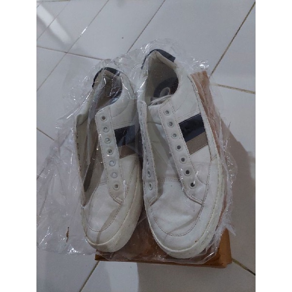 Preloved Sepatu Sneakers wanita Pull and Bear