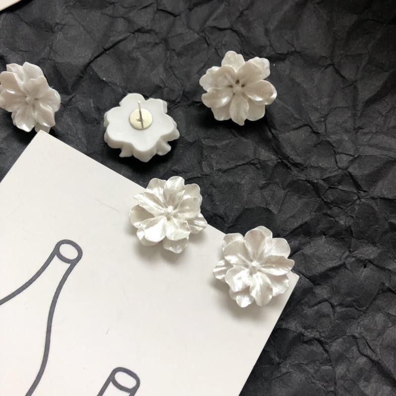 Anting Tusuk Motif Bunga Putih Simple Elegan Ala Perancis Untuk