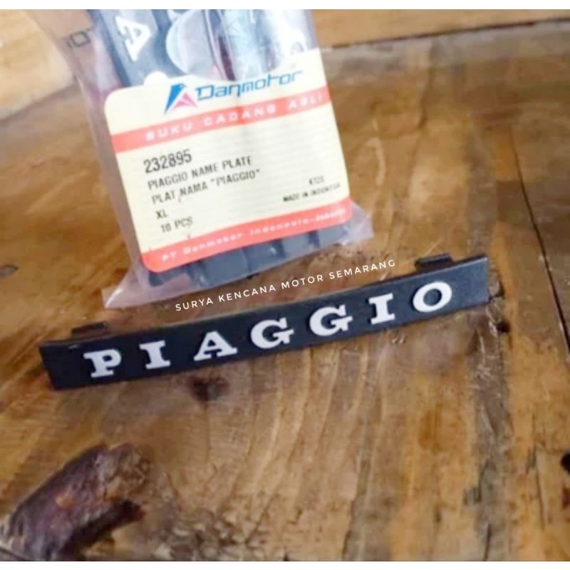 Emblem logo tulisan tengah hidung dasi Vespa Excel Danmotor asli original 232895