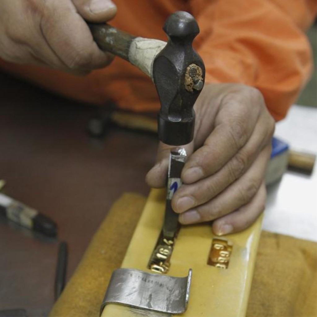 

Stempel Deboss Untuk Logam Mulia Emas Sistem Ketok Dari Besi Baja