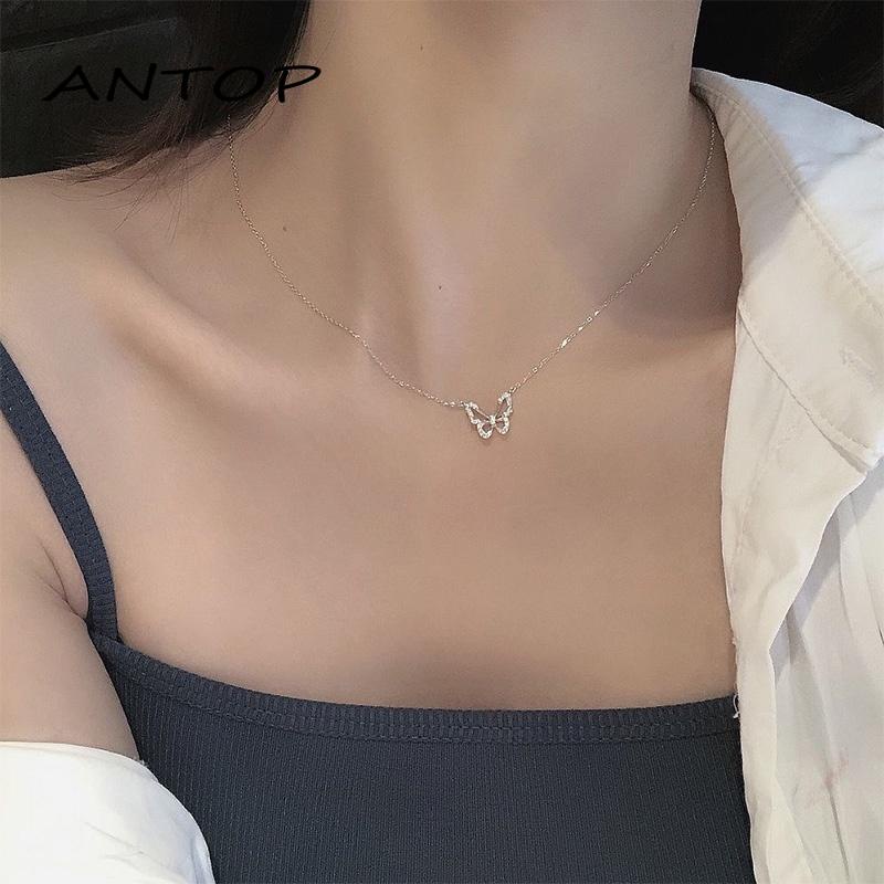 Kalung Rantai Dengan Liontin Kupu-Kupu Hollow Out Aksen Berlian Imitasi Untuk Wanita