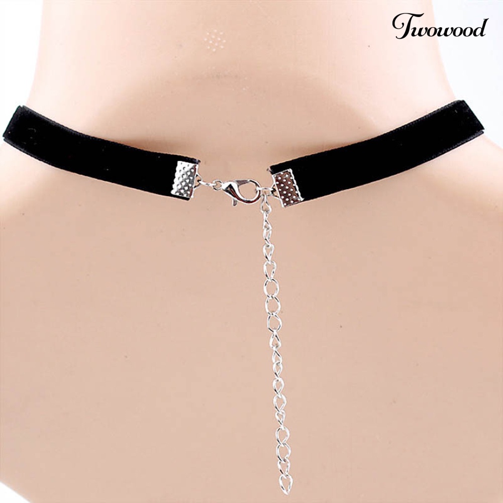 Kalung Choker Pendek Bahan Velvet Dengan Liontin Hati Aksen Berlian Imitasi Gaya Gothic Untuk Wanita