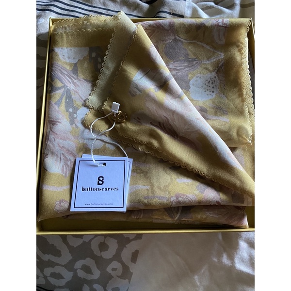 daisy yellow New Buttonscarves