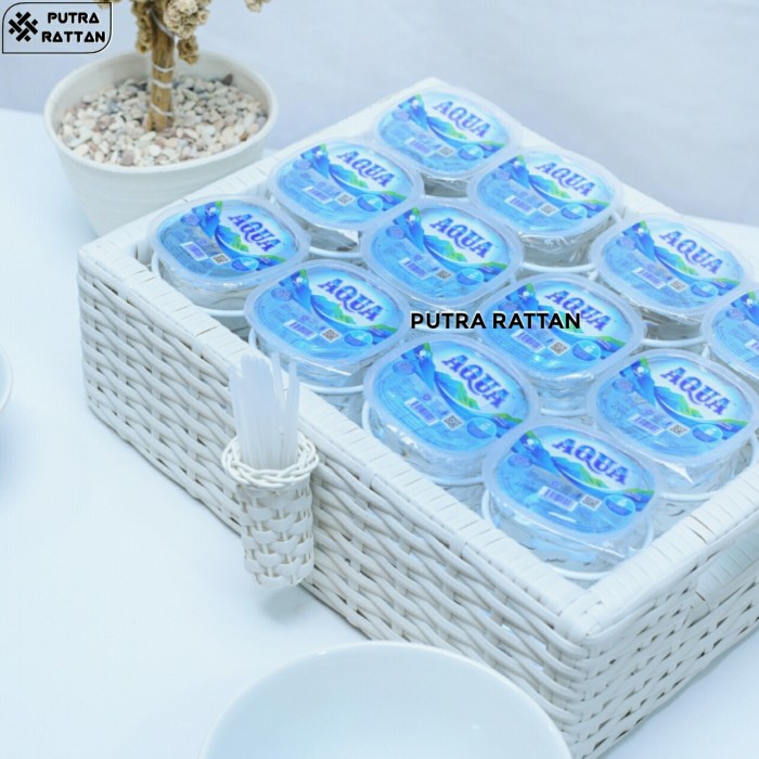 Ready KERANJANG TEMPAT AQUA GELAS BENTUK KOTAK BAHAN ROTAN SINTETIS ISI 12 - Putih Terlaris