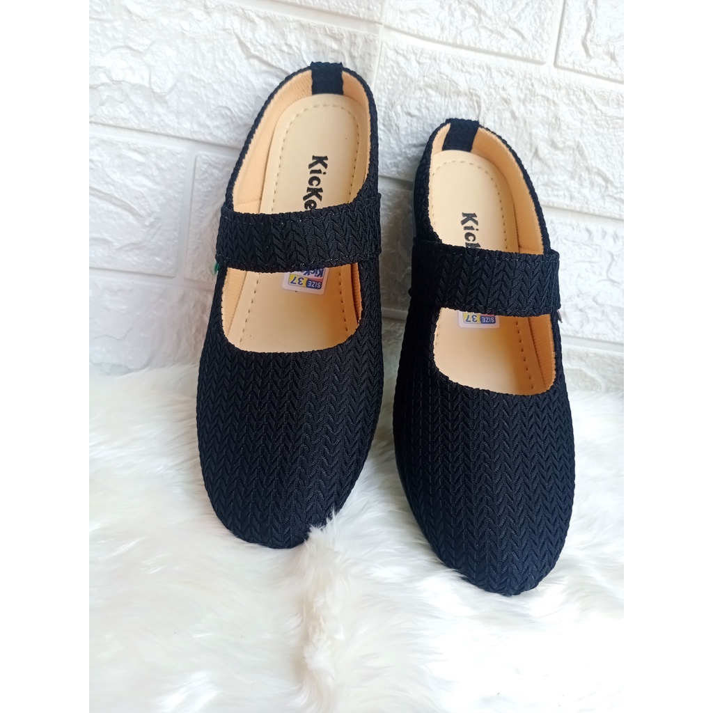 Sepatu Selop Wanita Bahan Rajut Warna Hitam