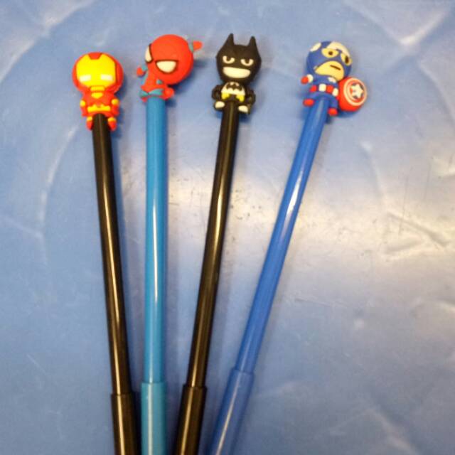 

Bolpen karakter Avenger tinta hitam