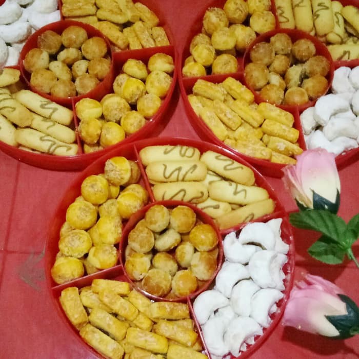 

Jual Kuker / Paket / Parcel lebaran kue kering toples bulat sekat 5 varians