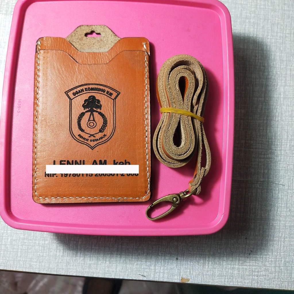 

Name Tag Holder Kulit Asli Free Grafir