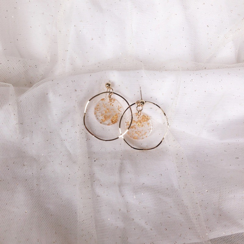 

Round clear gold flakes