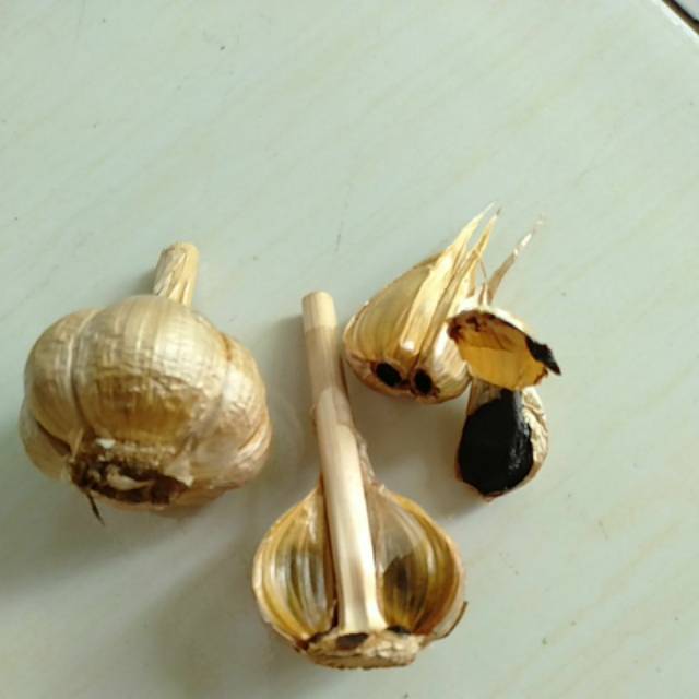 

Bawang hitam (black garlic)