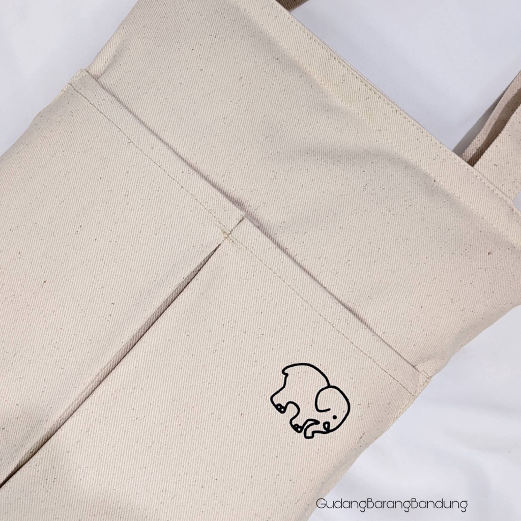 Tote Bag Canvas RAHMA ELEPHANT dengan Resleting dan Double Saku Tambahan Di Depan: Kesederhanaan yang Bergaya