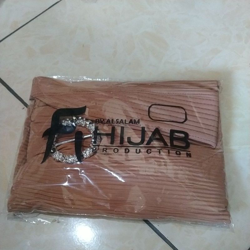 Hijab Instan Bergo Plisket Gotik Gesper Original F1/ Hijab Jersey Plisket/ Jilbab Bergo Pad Plisket-Hazelnut