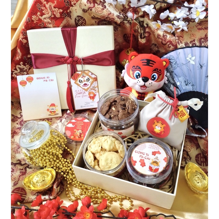 

Hampers Imlek/ CNY Hampers/ Parcel Imlek/ Kue kering Imlek Chinese New Year - Shanghai