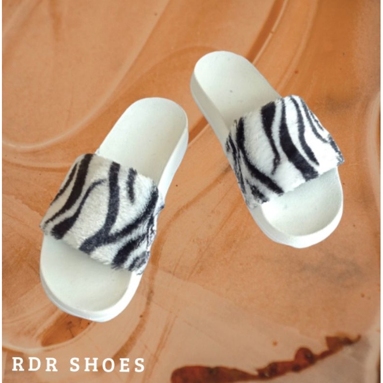 sandal wanita kokop bulu zebra tatak sol putih