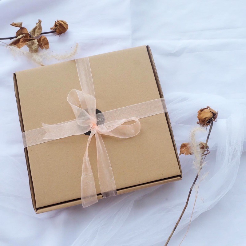 

GIFT BOX + GREETINGS CARD
