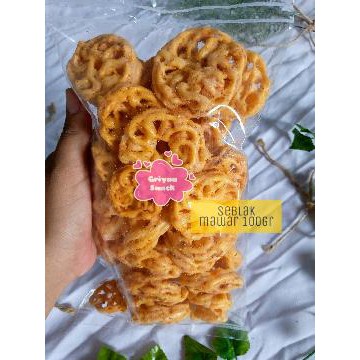 

Krupuk seblak mawar pedas/UYEL 100GR