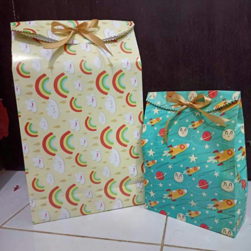 

kertas kado. Kantong Kado. Kertas Kado jadi