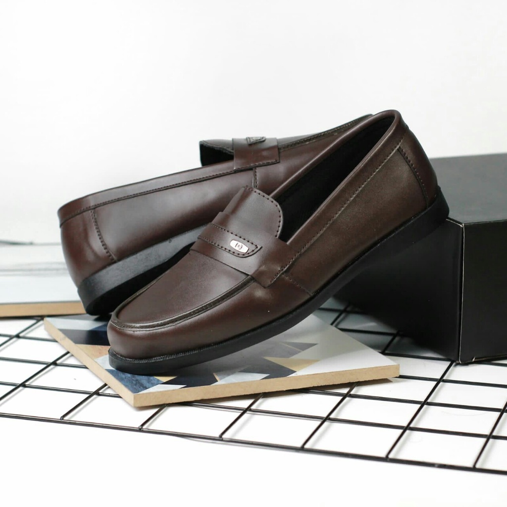 Sepatu Slip On Pria Sepatu Pria Casual Kulit Asli Sepatu Casual Cowok / Cowo Sepatu Kasual Slop Anti Slip Semi Formal Kerja Kuliah Gaya Santai Keren Kekinian Original Murah Terlaris